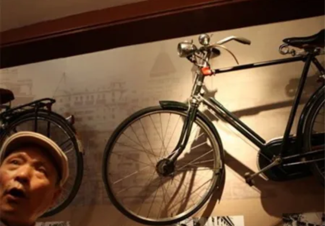 大爷1000块买辆自行车,有人出10万想买,大爷:劳斯莱斯也不换!