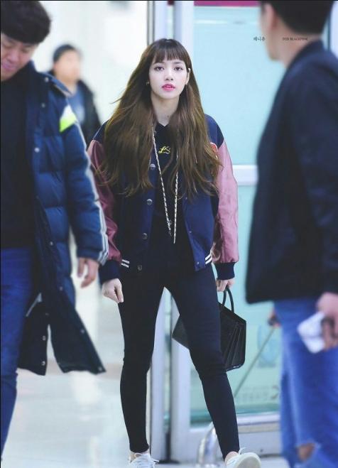 韩国人气女团lisa时尚圈最受欢迎的女星穿搭堪称时尚教程