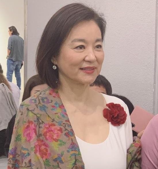 64岁林青霞现身香港看展会继女和小孙女颜值都很高引偷拍