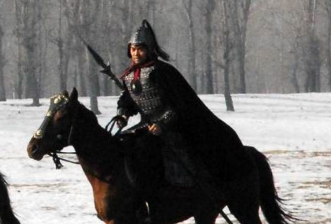 (郝思文剧照)然而郝思文的悲剧绝不止体现在排名上,他的死法也是原著