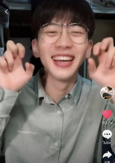 依靠颜值走红的费启鸣,曾胖到180斤!果真胖子都是潜力股