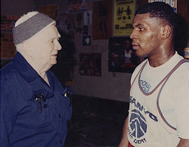 相必很多人都已经猜到了,没错他就是泰森的恩师库斯达马托,库斯达马托