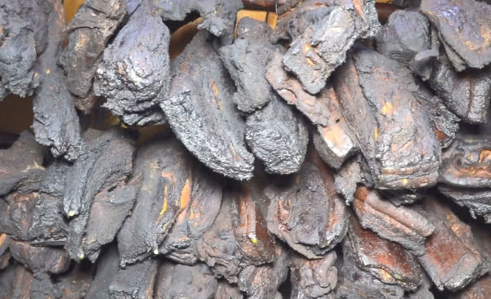 农村男子在屋檐上取了黑成碳的玩意,没想到制作成火锅吃