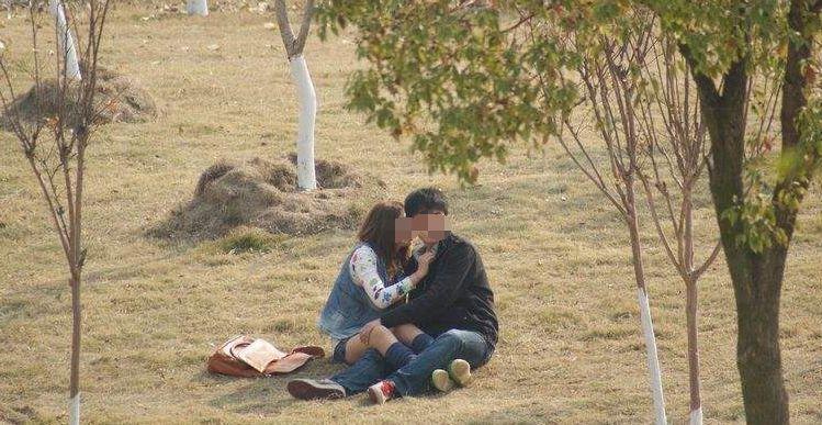 男女公园内非法交易民警发现后轻轻一拉美女头发掉了