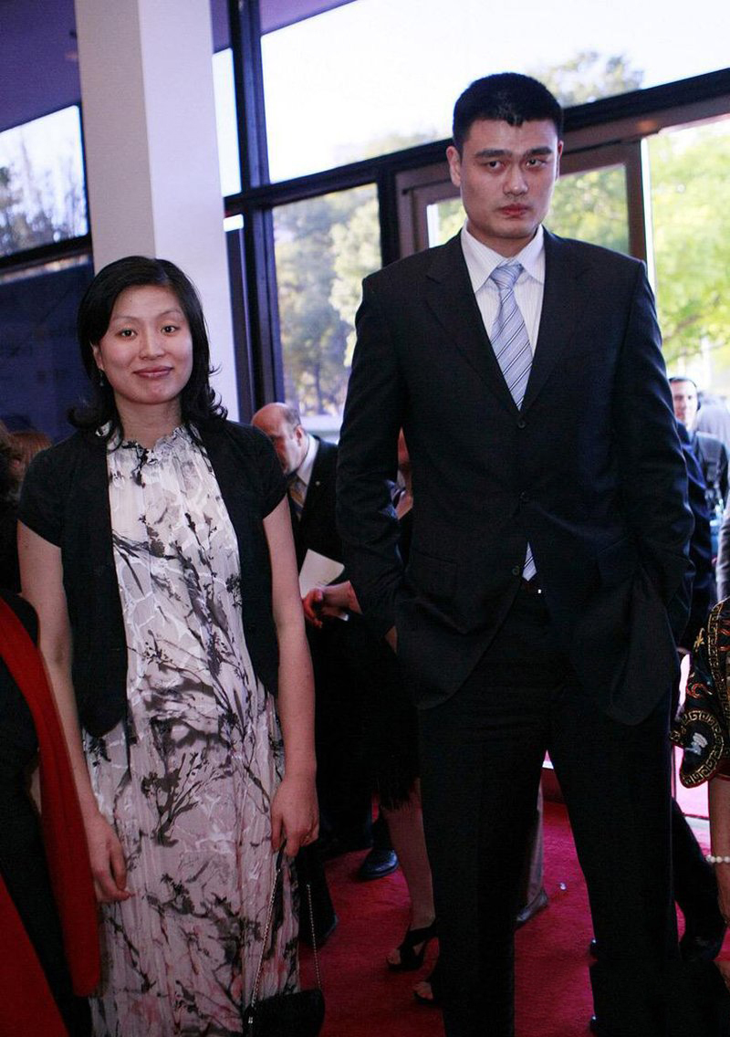 姚明8岁女儿身高曝光,成年人站在身边压力巨大|姚明|叶莉|身高_新浪网