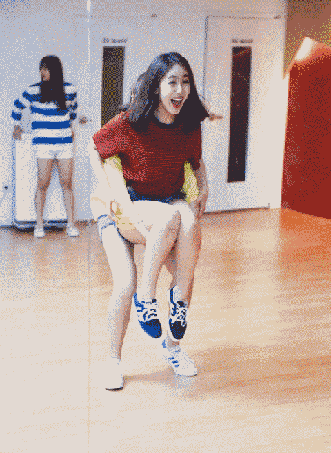 爆笑gif图:妹纸出门穿这样的衣服不怕吗?你胆真大