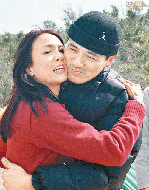 成龙曝郑裕玲当年拍戏时,周围全是男人注视着她,网友:着迷了