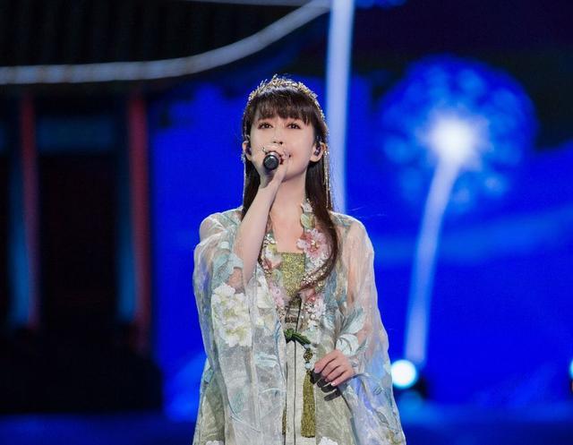 今天孟庭苇晒出了自己在中秋晚会上的两套服装造型,应月亮的美景,每一