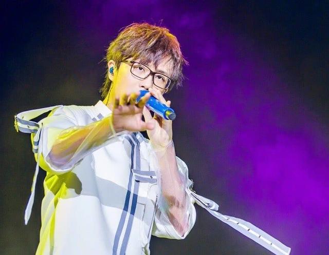 他是音乐平台的巨头,出道12年所有歌都不收费,靠什么维持生活?