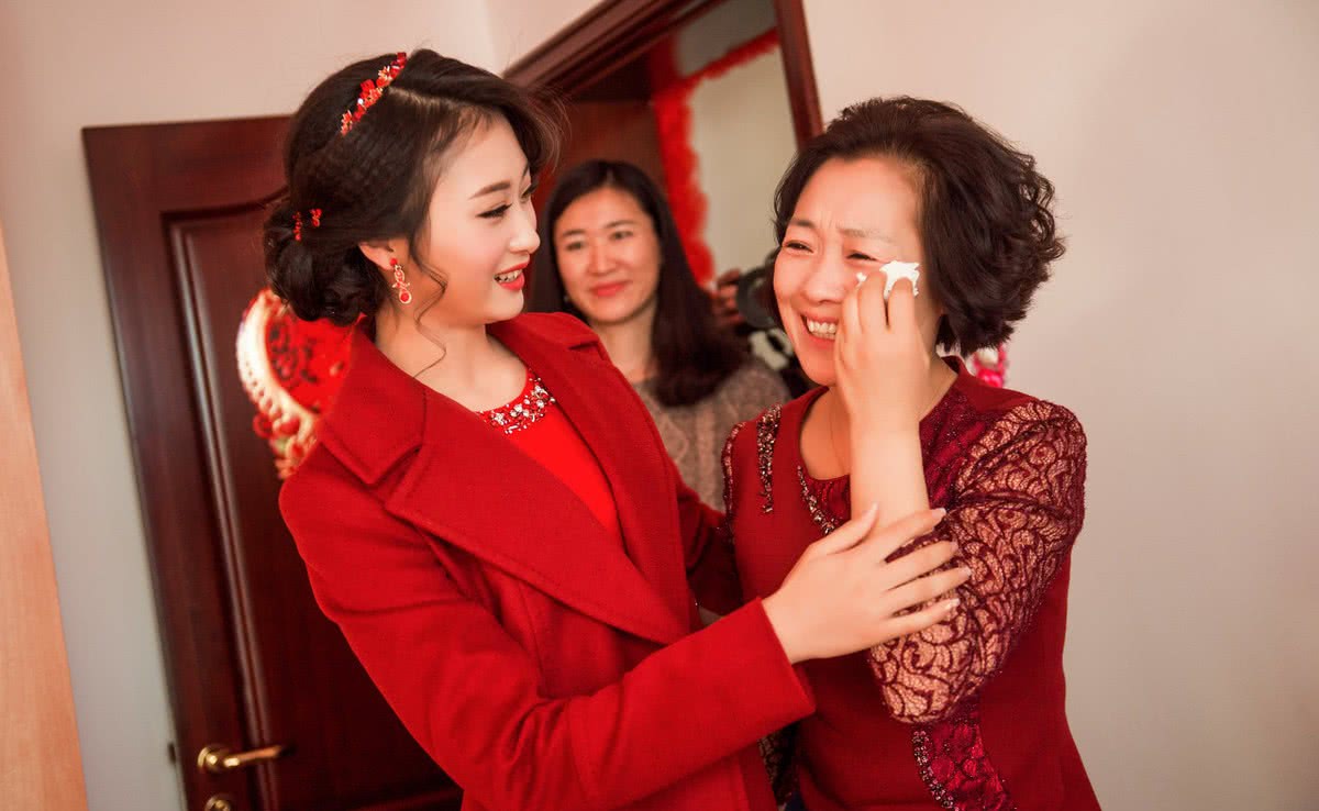 远嫁女儿是父母丢遗失的爱,家有女儿你愿意让她远嫁吗?