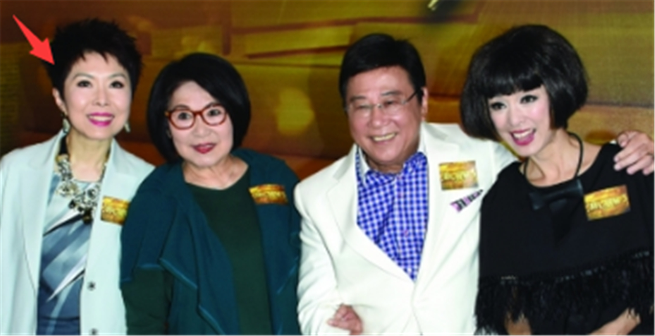 关菊英与同性伴侣现身机场女友悉心照顾两人相伴十多年