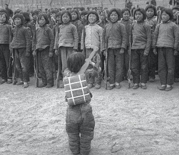 抗战娃娃兵,她的背影让人心如刀绞