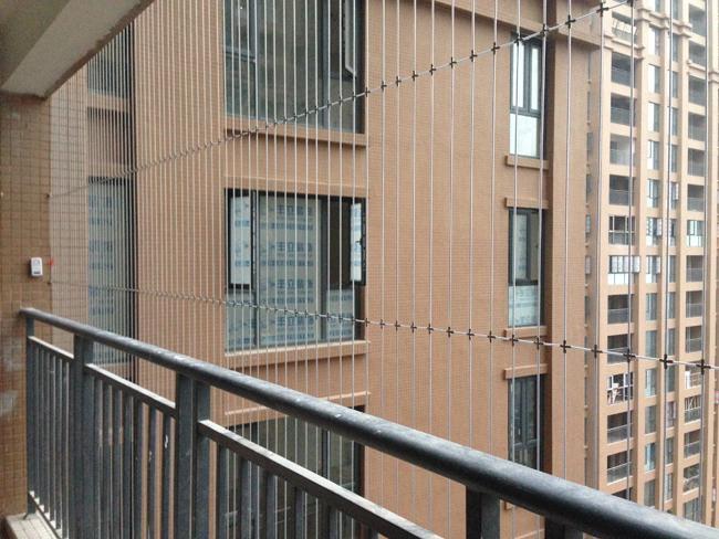 家里别再装传统防盗网了,这种设计安全又耐用,懊悔知道晚了