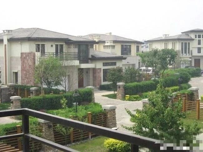 别墅,门前有湖环境豪华,和3位大牌成邻居|龙卷风|赵丽颖|冯绍峰_新浪