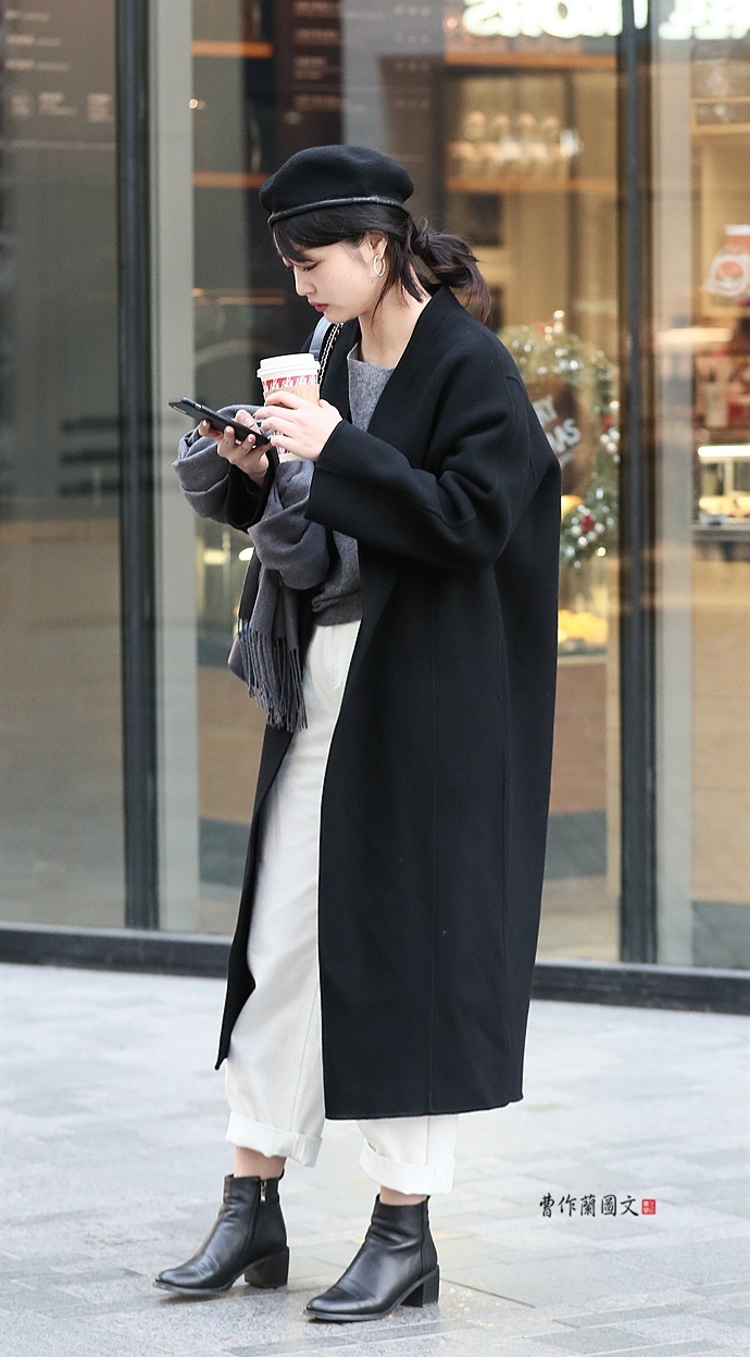 街拍:把呢子大衣穿得保暖又时尚的美女