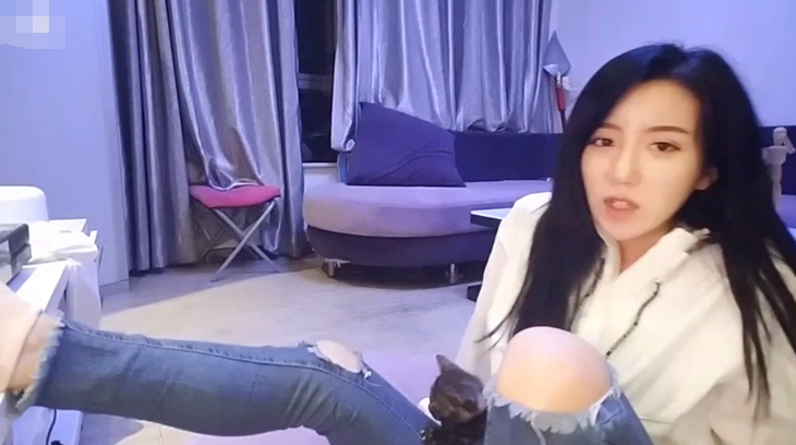 超短裤已过时,呆妹儿直接上"乞丐裤",网友:我看到了什么