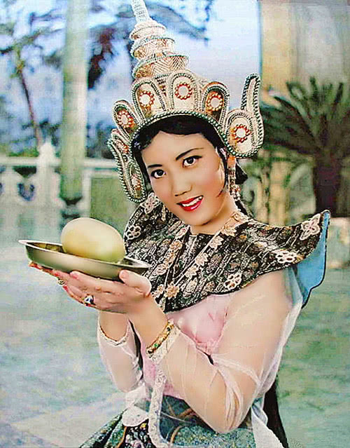 但是让李秀明真正开始走红的还是神话爱情电影《孔雀公主》,她在