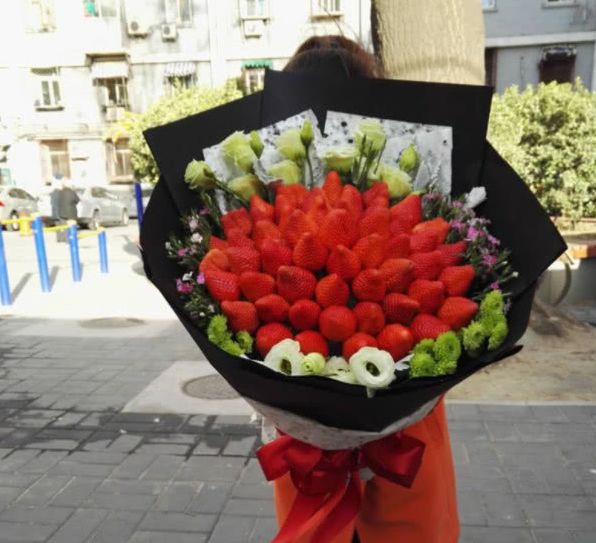 小伙用羊肉串告白,清洁工提扫把来,网友:赔了夫人又折兵