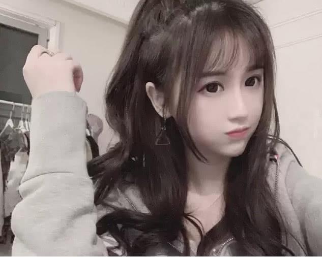 杨清柠深夜微博晒自拍,配文暴露秘密?网友:亮点在照片背景里