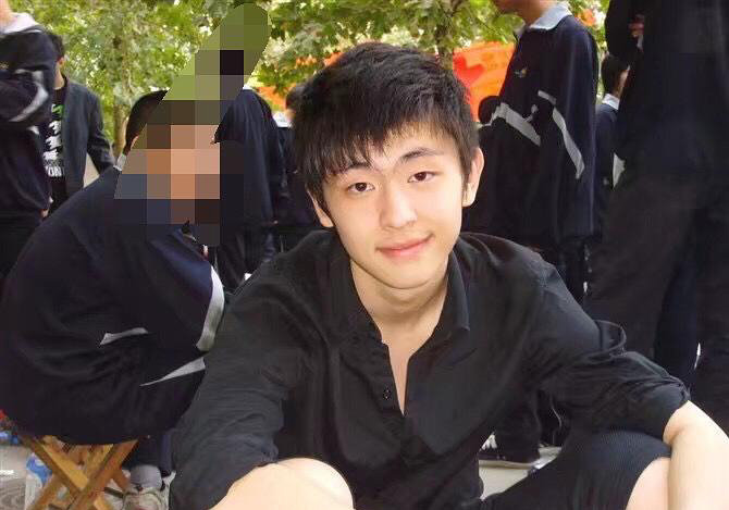 邓伦高中时期旧照曝光,又白又嫩好青涩,网友:真想咬一口