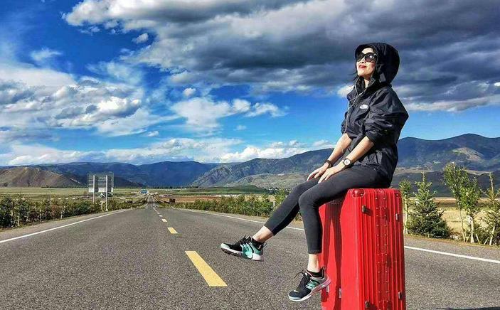 川藏路上穷游女再出新招,高举"求混账"牌子,一定要小心!