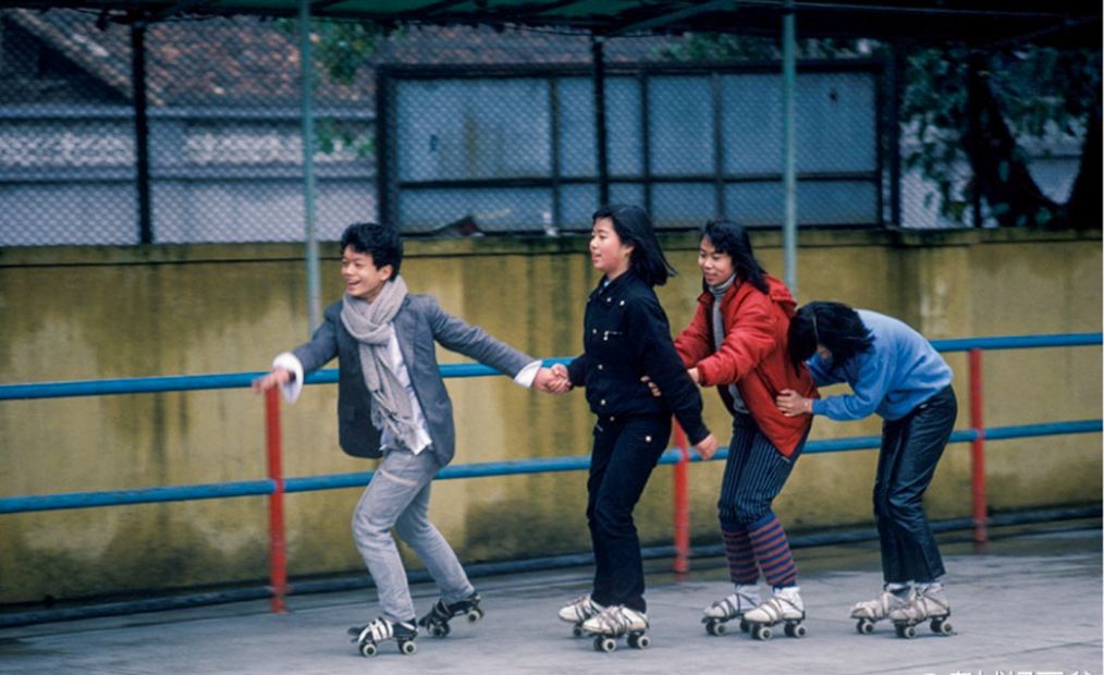 80年代,无论是大城小城,还是乡镇县城,年轻人最流行的一项活动就是滑