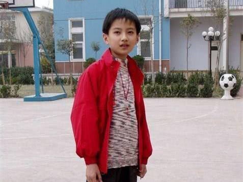 照片中的杨洋身穿军装,站姿挺拔,虽然五官还没有长开,但不影响他的