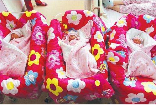 女子怀孕五个月,再次醒肚子孩子不见了,旁边一对三胞胎!