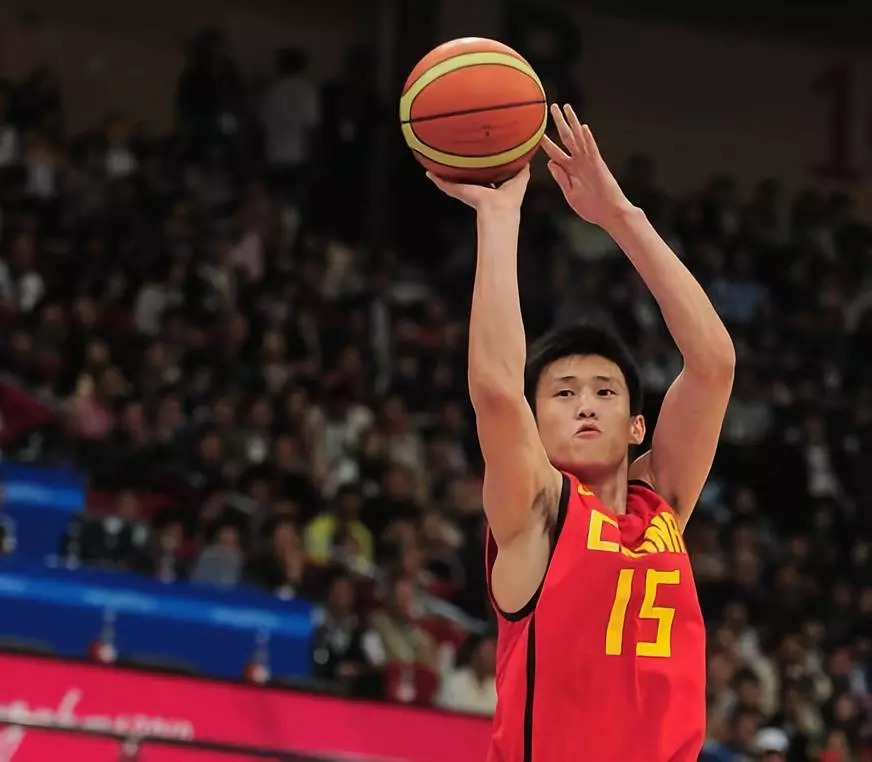 周鹏关键球被自家人抹杀,郭艾伦竟1分未得,中国队这是怎么了?