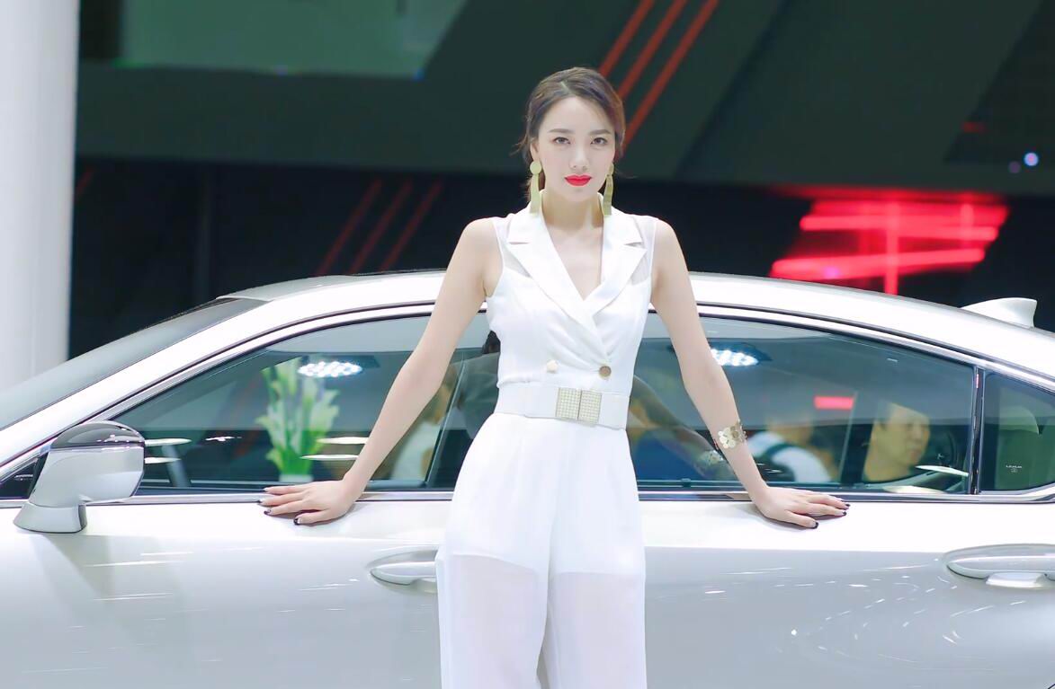 韩国车展美女车模白色收腰连体裤优雅端庄温文尔雅