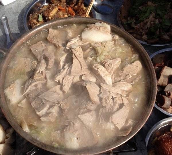 东北人杀年猪"请客",一桌子杀猪菜,吃的满嘴流油!