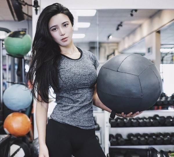  ¨训练>女生坚持力量训练的十个好处≤力量≥ 看完立马去举铁