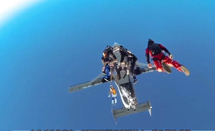 外国牛人挑战7600米高空降落,不带任何保护措施,落地却完好无损