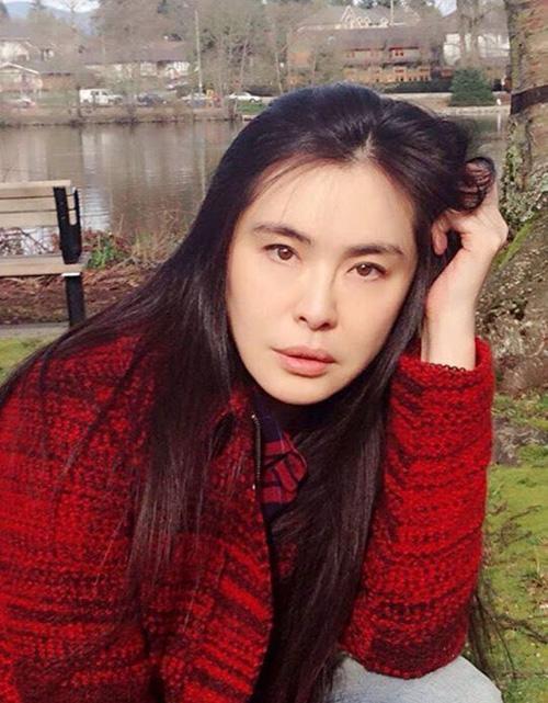 52岁王祖贤晒生活近照两手托腮似少女如今颜值重回巅峰