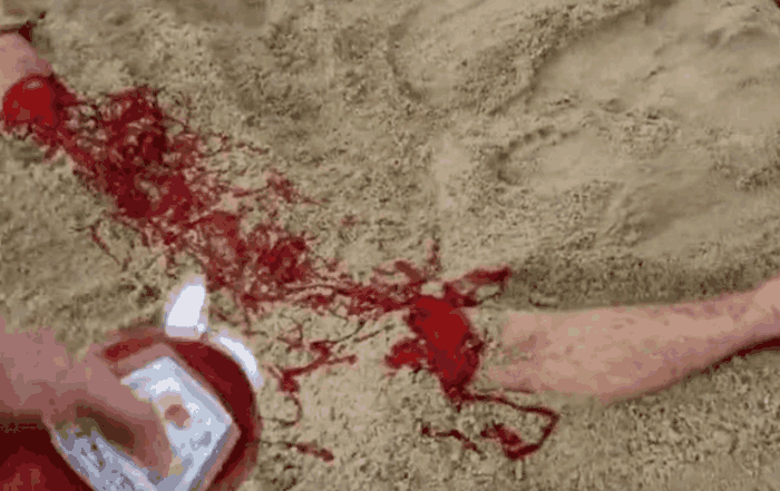 男子到海边玩耍, 在沙滩上躺着突然腿断了, 随后一幕让人脸色发白