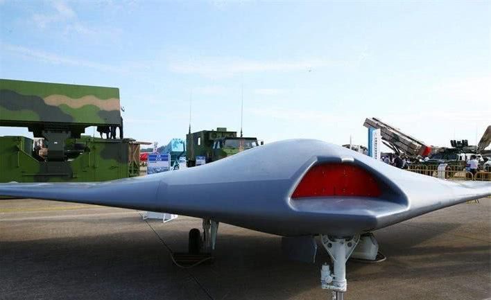 中国新型隐身成功试飞,外形极酷,技术方面获得了大突破