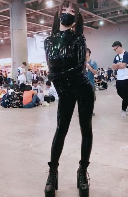 少女cos"皮衣制服",紧身连体凹凸有致.网友:黑色系福利