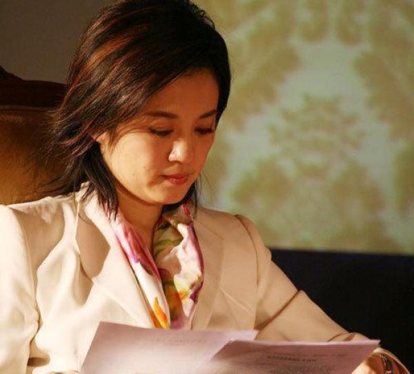 许戈辉生活近照曾是观众喜欢的主持人如今低调在家相夫教子