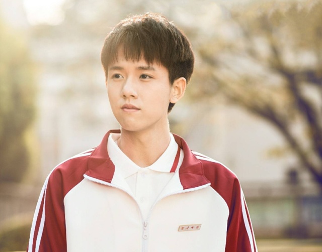 李渔新剧来了,开机现场素颜现身,网友:好嫩的小鲜肉!