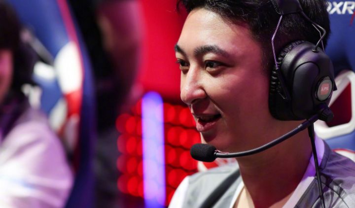 王思聪吃热狗不仅吃出表情包,还吃出了商机,不愧是王校长