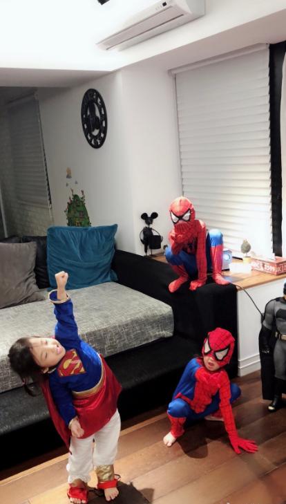 小泡芙三兄妹扮蜘蛛侠可爱呆萌,蝙蝠侠爸爸刘畊宏这动作好暖心