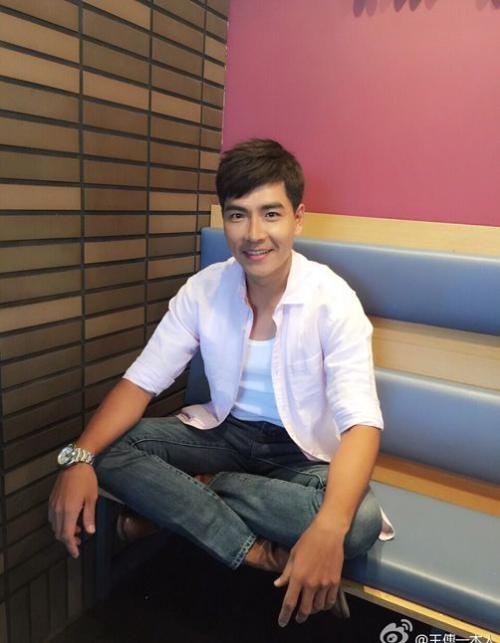 可米小子王传一首曝宝宝正面照表情呆萌配文调侃女儿肥美