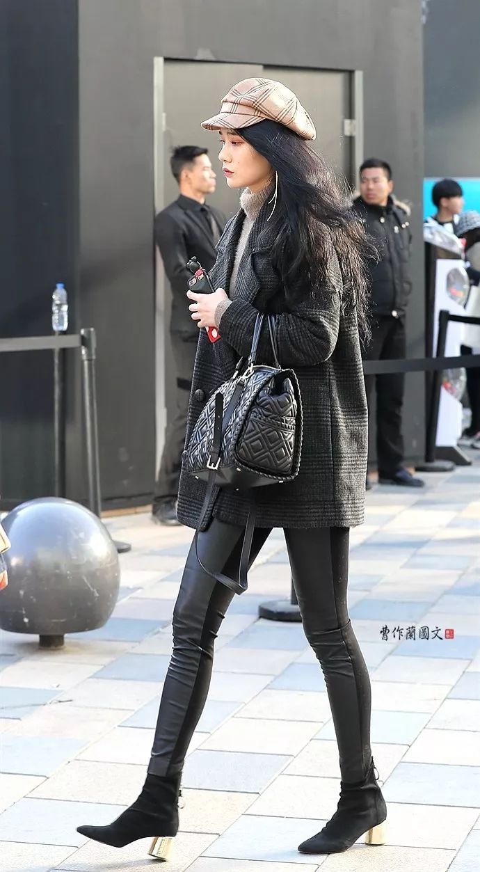 街拍把皮裤穿出故事的美女