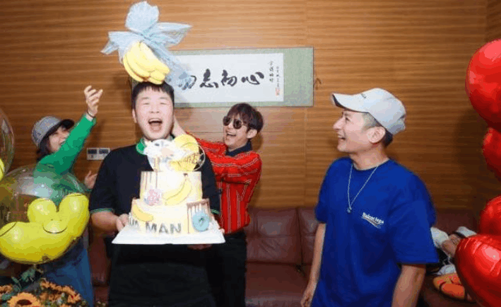 快乐家族合体为杜海涛庆生,五人互动好似一家人,网友:温馨有爱