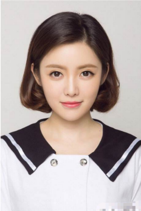 证件照脸颊线条柔顺,漆黑的头发有着自然的起伏和弧度,散下来