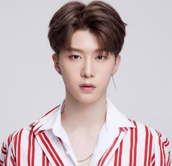 广电限令男艺人不准戴耳钉上节目第一个躺枪的不是范丞丞而是他