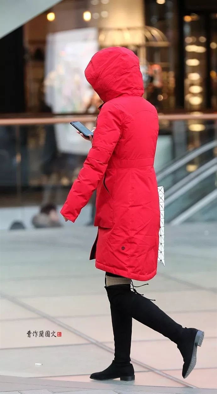 街拍:普普通通的羽绒服,她们也能穿得很美