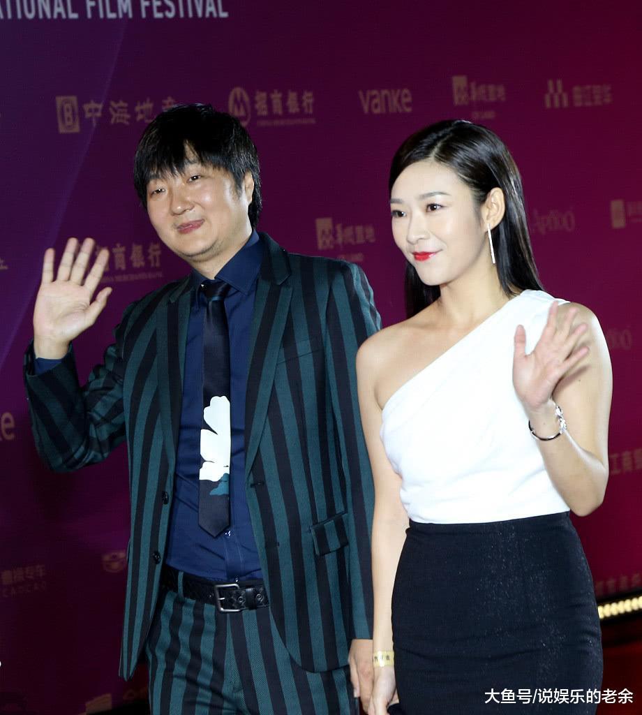 王大治牵手吕晓霖走红毯吕晓霖曾演潘粤明女友