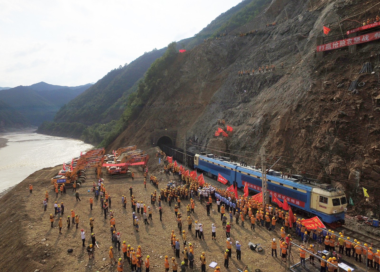 山体崩塌掩埋铁路宝成线中断16天恢复通车
