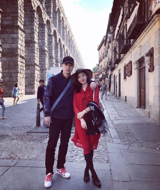 马龙30岁生日:儿子陪爸一起庆生,10个月大胖乎乎,老婆肤白貌美